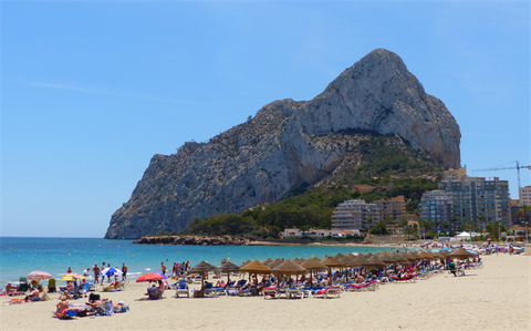 Một bãi biển tại thị trấn Calpe ở Tây Ban Nha - Ảnh: SPAIN HOLIDAY Một bãi biển tại thị trấn Calpe ở Tây Ban Nha - Ảnh: SPAIN HOLIDAY