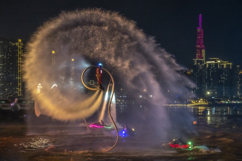 Tác phẩm Flyboard trong lễ hội sông nước của tác giả Nguyễn Tấn Nghĩa đoạt huy chương bạc Tác phẩm Flyboard trong Lễ hội sông nước của tác giả Nguyễn Tấn Nghĩa đoạt huy chương bạc