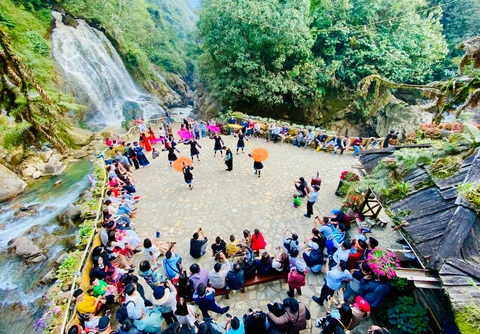 Người dân tộc ở bảng Cát Cát ở Sa Pa, tỉnh Lào Cai làm du lịch phát triển kinh tế - Ảnh: QUANG ĐỊNH Người dân tộc bảng Cát Cát ở Sa Pa, Lào Cai làm du lịch phát triển kinh tế - Ảnh: QUANG ĐỊNH