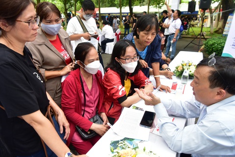 ThS Lê Văn Hiển - phụ trách phòng đào tạo Trường ĐH Luật TP.HCM - tư vấn cho phụ huynh, học sinh tại ngày hội lựa chọn nguyện vọng xét tuyển năm 2023 - Ảnh: T.T.D. ThS Lê Văn Hiển - phụ trách phòng đào tạo Trường ĐH Luật TP.HCM - tư vấn cho phụ huynh, học sinh tại ngày hội lựa chọn nguyện vọng xét tuyển năm 2023 - Ảnh: T.T.D.