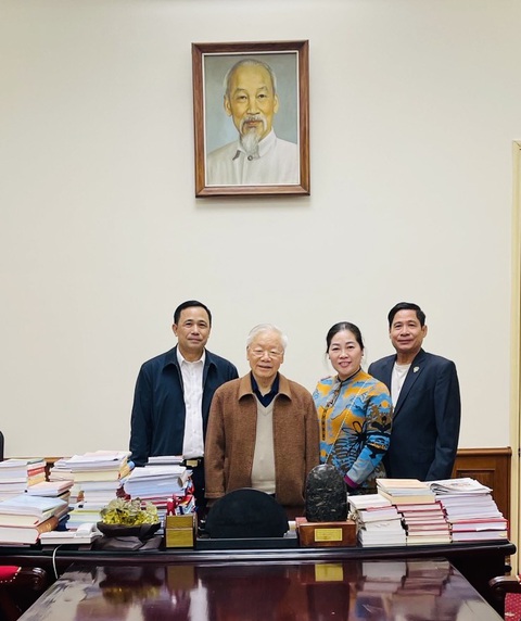 ‘Chú Nguyễn Phú Trọng giản dị’ trong ký ức người cần vụ T.78- Ảnh 2. Chị Vũ Ngọc Giáng Hương trong một lần được vào gặp Tổng bí thư Nguyễn Phú Trọng tại phòng làm việc - Ảnh: NVCC