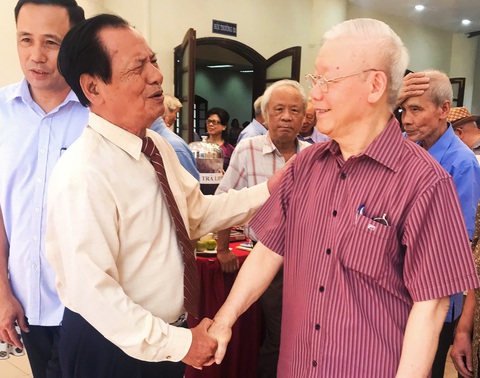 Ông Phan Văn Kính cùng Tổng bí thư Nguyễn Phú Trọng gặp nhau tại buổi họp lớp tháng 6-2023 - Ảnh: Nhân vật cung cấp Ông Phan Văn Kính gặp lại người bạn thân - Tổng bí thư Nguyễn Phú Trọng tại buổi họp lớp tháng 6-2023 - Ảnh: Nhân vật cung cấp
