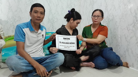 Bạn đọc báo Tuổi Trẻ hỗ trợ người vợ lao vào lửa cứu chồng- Ảnh 1. Tuổi Trẻ Online cùng Hội Phụ nữ phường Mỹ Phước trao tiền hỗ trợ của bạn đọc cho người phụ nữ bị bỏng 60% vì lao vào lửa cứu chồng - Ảnh: C.H.