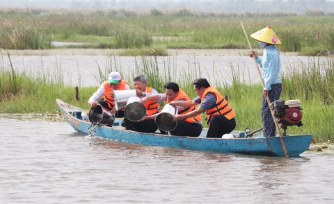 Bảo tồn đa dạng sinh học hệ sinh thái đất ngập nước sông Đầm- Ảnh 4. Lãnh đạo Bộ Tài nguyên và Môi trường và tỉnh Quảng Nam thả cá giống ở sông Đầm vào tháng 3-2024 nhằm hưởng ứng năm Phục hồi đa dạng sinh học quốc gia - Ảnh: LÊ TRUNG