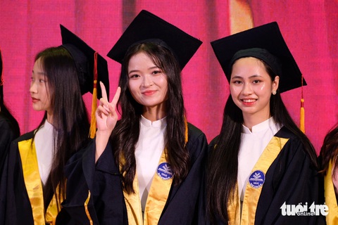 Hơn 70 trường đại học, học viện công bố điểm sàn xét điểm thi tốt nghiệp- Ảnh 1. Tân cử nhân trong lễ trao bằng tốt nghiệp Trường đại học Sư phạm Hà Nội - Ảnh: NGUYÊN BẢO