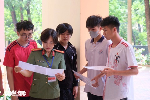 Công bố điểm thi đánh giá của Bộ Công an năm 2024- Ảnh 1. Thí sinh tham dự kỳ thi đánh giá của Bộ Công an năm 2024 tại điểm thi Học viên An ninh nhân dân - Ảnh: NGUYÊN BẢO