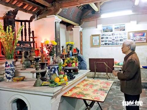 Lại Đà và những hình ảnh của Tổng bí thư Nguyễn Phú Trọng ở quê nhà- Ảnh 12. Tổng bí thư Nguyễn Phú Trọng dâng hương tại nhà thờ tổ - Ảnh: Ông NGUYỄN PHÚ VIỆT