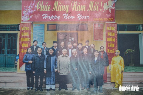 Lại Đà và những hình ảnh của Tổng bí thư Nguyễn Phú Trọng ở quê nhà- Ảnh 11. Tổng bí thư Nguyễn Phú Trọng thăm và chúc thọ Chi hội Người cao tuổi thôn Lại Đà dịp Tết Nhâm Thìn 2012 - Ảnh chụp lại tại Nhà văn hóa thôn Lại Đà