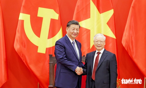 Tổng bí thư Nguyễn Phú Trọng bắt tay Tổng bí thư - Chủ tịch nước Trung Quốc Tập Cận Bình tại sự kiện gặp gỡ nhân sĩ hữu nghị và thế hệ trẻ Việt Nam - Trung Quốc - Ảnh: NGUYỄN KHÁNH Cuba tuyên bố quốc tang tưởng niệm Tổng bí thư Nguyễn Phú Trọng, đại sứ quán nhiều nước chia buồn- Ảnh 3.