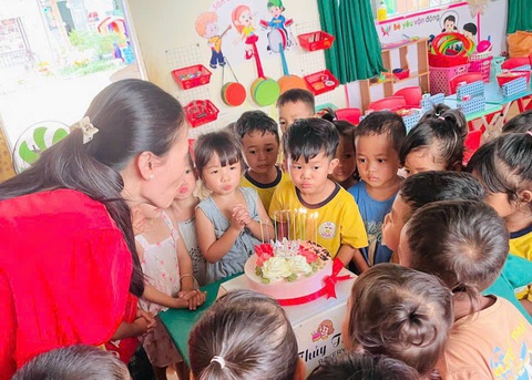 Giáo viên huyện Buôn Đôn vui mừng vì sắp được nhận phụ cấp thâm niên. Ảnh chụp tại một lớp mẫu giáo ở huyện Buôn Đôn - Ảnh: T.X. Giáo viên huyện Buôn Đôn vui mừng vì sắp được nhận phụ cấp thâm niên. Ảnh chụp tại một lớp mẫu giáo ở huyện Buôn Đôn - Ảnh: T.X.
