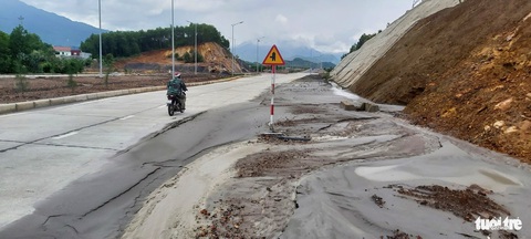 Đường vành đai ngàn tỉ mới khánh thành mà vừa chạy vừa run- Ảnh 1. Bùn đất từ trên đồi chảy tràn xuống - Ảnh: ĐOÀN CƯỜNG