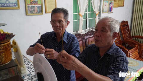 Người dân nơi tận cùng Tổ quốc lập bàn thờ tưởng nhớ Tổng bí thư Nguyễn Phú Trọng- Ảnh 1. Ông Nguyễn Văn Ánh (bên trái) ở huyện U Minh, tỉnh Cà Mau dâng hương tưởng nhớ Tổng bí thư Nguyễn Phú Trọng tại nhà của mình - Ảnh: THANH HUYỀN