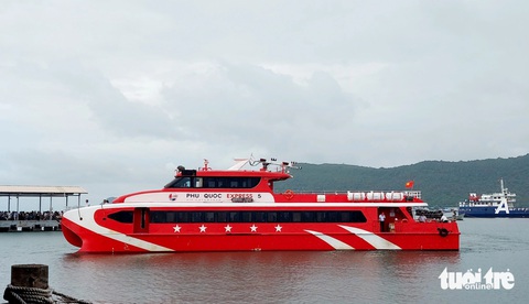 Phà, tàu cao tốc cần đảm bảo an toàn vận chuyển du khách ra Phú Quốc- Ảnh 1. Các phà, tàu cao tốc từ đất liền đi đảo Phú Quốc cần đảm bảo điều kiện an toàn cho du khách - Ảnh: CHÍ CÔNG