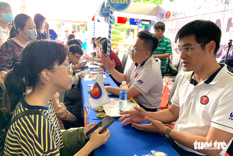 Điểm sàn Trường đại học Khoa học xã hội và Nhân văn TP.HCM: 18,5-21 điểm- Ảnh 1. Thí sinh nghe tư vấn cách thức đăng ký xét tuyển tại gian tư vấn của Trường đại học Khoa học xã hội và Nhân văn (Đại học Quốc gia TP.HCM) trong Ngày tư vấn xét tuyển đại học năm 2024 sáng nay 20-7 - Ảnh: TRẦN HUỲNH