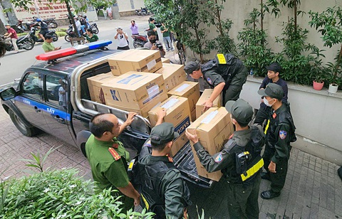 Cơ quan công an chuyển nhiều thùng các tông từ nhà bà Loan trưa 19-7 sau khi khám xét - Ảnh: NGỌC KHẢI Cơ quan công an chuyển nhiều thùng các tông từ nhà bà Loan trưa 19-7 sau khi khám xét - Ảnh: NGỌC KHẢI