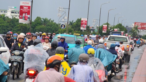 Cầu Trà Khúc 1 như răng rụng, Quảng Ngãi cấm ô tô, xe tải qua lại- Ảnh 2. Tình trạng kẹt xe ở cầu Trà Khúc 1 rất hiếm gặp, và xảy ra ngay sau khi cầu Trà Khúc 2 cấm xe để sửa chữa - Ảnh: LÊ ĐỨC (chụp sáng 18-7)