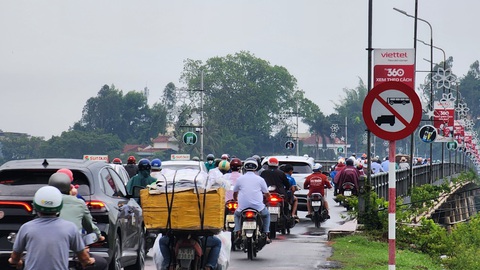 Cầu Trà Khúc 1 như răng rụng, Quảng Ngãi cấm ô tô, xe tải qua lại- Ảnh 1. Cầu Trà Khúc 1 quá tải khi quá nhiều xe qua lại - Ảnh LÊ ĐỨC (chụp sáng 18-7)