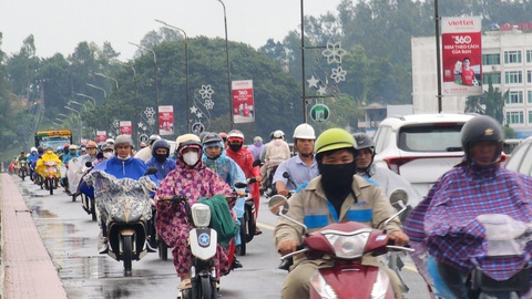 Cầu Trà Khúc 1 như răng rụng, Quảng Ngãi cấm ô tô, xe tải qua lại- Ảnh 3. Việc cấm các loại ô tô, xe tải qua cầu Trà Khúc 1 được người dân đồng tình - Ảnh: LÊ ĐỨC (chụp sáng 18-7)