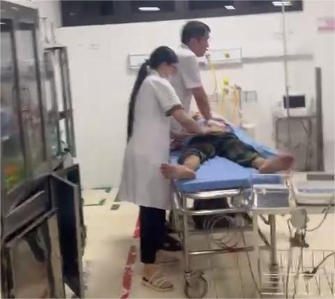 Bị người nhà tố chậm cấp cứu bệnh nhân, bệnh viện nói gì?- Ảnh 1. Nhân viên y tế Bệnh viện Đa khoa tỉnh Thanh Hóa sơ cấp cứu bệnh nhân N.T.M. đêm 19-7 - Ảnh cắt từ cilp của người nhà bệnh nhân đăng tải trên mạng xã hội