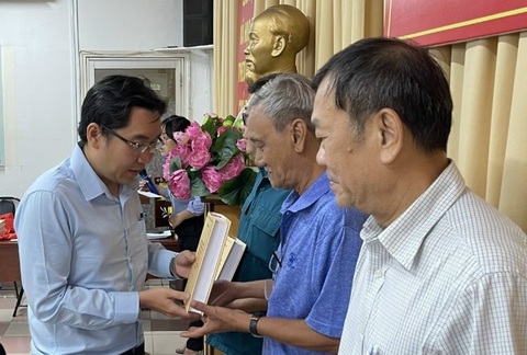 Tổng bí thư Nguyễn Phú Trọng: Tấm gương cho người trẻ tự soi - răn- Ảnh 4. Phường Cầu Ông Lãnh (quận 1, TP.HCM) tặng tác phẩm Kiên quyết, kiên trì đấu tranh phòng, chống tham nhũng, tiêu cực góp phần xây dựng Đảng và Nhà nước ta ngày càng trong sạch, vững mạnh của Tổng bí thư Nguyễn Phú Trọng cho các chi bộ - Ảnh: K.ANH
