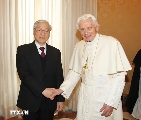 Tổng Bí thư Nguyễn Phú Trọng gặp Giáo hoàng Benedict XVI trong chuyến thăm Tòa thánh Vatican năm 2013 - Ảnh: TTXVN Tổng bí thư Nguyễn Phú Trọng, người nâng tầm 'ngoại giao cây tre' Việt Nam- Ảnh 3.