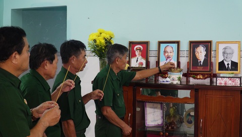 Người dân nơi tận cùng Tổ quốc lập bàn thờ tưởng nhớ Tổng bí thư Nguyễn Phú Trọng- Ảnh 2. Đại tá Võ Hà Đô (người dâng hương đầu tiên) cùng các đồng đội của mình lập bàn thờ tưởng nhớ Tổng bí thư - Ảnh: THANH HUYỀN