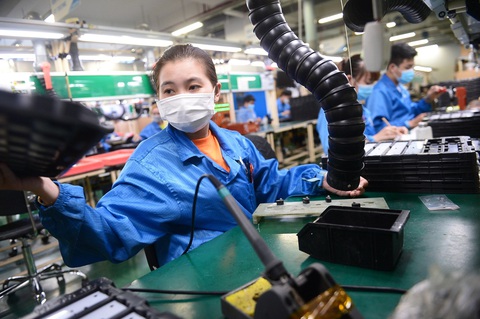 Công nhân làm việc tại Công ty Vexos (100% vốn nước ngoài) trong Khu chế xuất Tân Thuận (quận 7, TP.HCM) - Ảnh: QUANG ĐỊNH Dấu ấn Tổng bí thư Nguyễn Phú Trọng trong 3 nghị quyết quan trọng phát triển kinh tế Việt Nam- Ảnh 3.