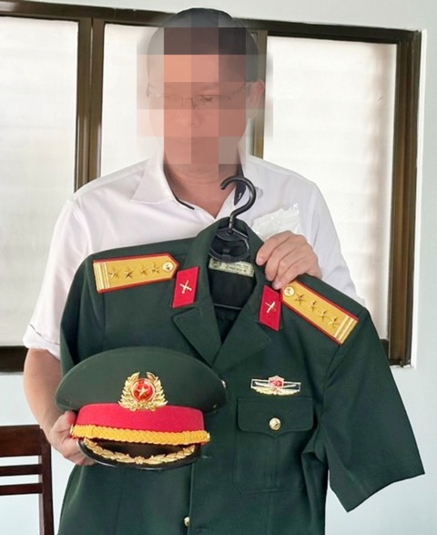 Hai người giả thượng tướng, đại tá quân đội ra đảo Lý Sơn mang theo hàng ngàn USD- Ảnh 2. Ông Nguyễn Ngọc Thuần khai quân phục và quân hàm đại tá mình mặc là giả - Ảnh: Bộ đội biên phòng