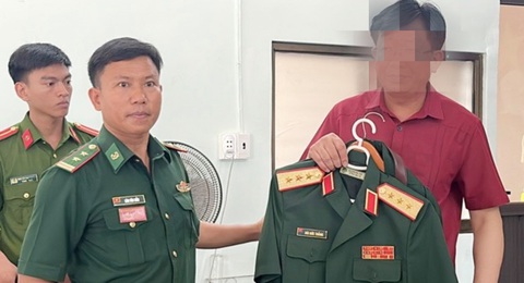 Hai người giả thượng tướng, đại tá quân đội ra đảo Lý Sơn mang theo hàng ngàn USD- Ảnh 1. Ông Bùi Đức Thăng (phải) tự khai với cơ quan chức năng quân phục và hàm thượng tướng đang mặc là giả mạo - Ảnh: Bộ đội biên phòng