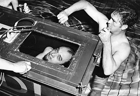 James Randi biểu diễn thoát khỏi quan tài có khóa tại London - Ảnh: Getty Images James Randi biểu diễn thoát khỏi quan tài có khóa tại London - Ảnh: Getty Images