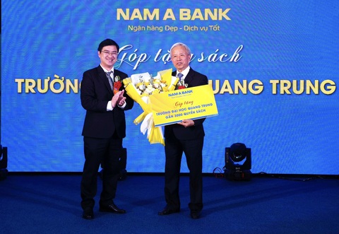 Nam A Bank và Trường Đại học Quang Trung ký kết hợp tác toàn diện- Ảnh 3. Đại diện Nam A Bank trao tặng gần 3.000 cuốn sách cho Đại học Quang Trung - Ảnh: Nam A Bank