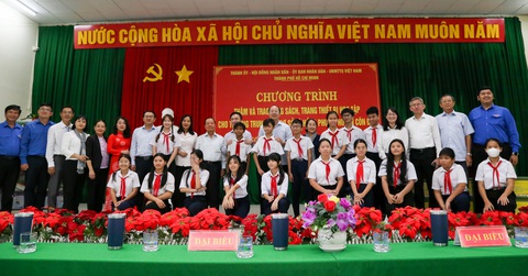 Lãnh đạo, tuổi trẻ TP.HCM thắp nến tri ân anh hùng liệt sĩ tại Côn Đảo- Ảnh 9. Trường THCS Lê Hồng Phong là món quà nghĩa tình, tri ân và đoàn kết của TP.HCM dành tặng cho nhân dân, đặc biệt là các em học sinh của huyện Côn Đảo. Hằng năm, TP vẫn luôn quan tâm, chung sức cùng nhà trường trang bị sách vở, tài liệu tham khảo, trang thiết bị phục vụ cho công tác giảng dạy và học tập - Ảnh: THẢO LÊ