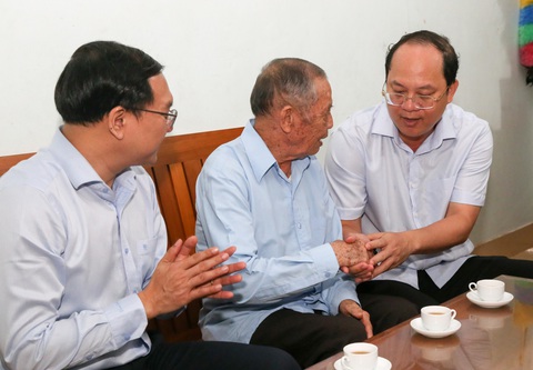 Lãnh đạo, tuổi trẻ TP.HCM thắp nến tri ân anh hùng liệt sĩ tại Côn Đảo- Ảnh 6. Cùng ngày, đoàn đại biểu đã đến thăm và tặng quà cựu tù chính trị, gia đình liệt sĩ và người có công với cách mạng tại huyện Côn Đảo, tỉnh Bà Rịa - Vũng Tàu - Ảnh: THẢO LÊ