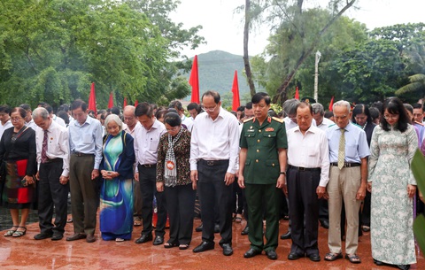 Lãnh đạo, tuổi trẻ TP.HCM thắp nến tri ân anh hùng liệt sĩ tại Côn Đảo- Ảnh 4. Trước đó, đoàn đại biểu đã đến dâng hương, dành một phút mặc niệm tưởng nhớ các anh hùng liệt sĩ tại nghĩa trang Hàng Keo - Ảnh: THẢO LÊ