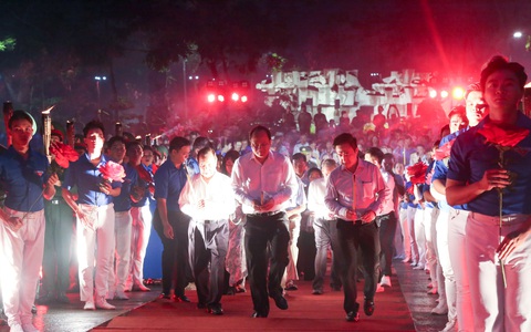 Lãnh đạo, tuổi trẻ TP.HCM thắp nến tri ân anh hùng liệt sĩ tại Côn Đảo- Ảnh 1. Phó bí thư thường trực Thành ủy TP.HCM Nguyễn Hồ Hải và Phó chủ tịch UBND tỉnh Bà Rịa - Vũng Tàu Đặng Minh Thông, cùng các lãnh đạo, người dân dâng hương các anh hùng, liệt sĩ tại nghĩa trang Hàng Dương - Ảnh: THẢO LÊ
