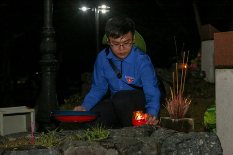 Lãnh đạo, tuổi trẻ TP.HCM thắp nến tri ân anh hùng liệt sĩ tại Côn Đảo- Ảnh 3. Đoàn viên, thanh niên TP.HCM và tỉnh Bà Rịa - Vũng Tàu tham gia lễ dâng hương, thắp nến tri ân các anh hùng liệt sĩ - Ảnh: THẢO LÊ