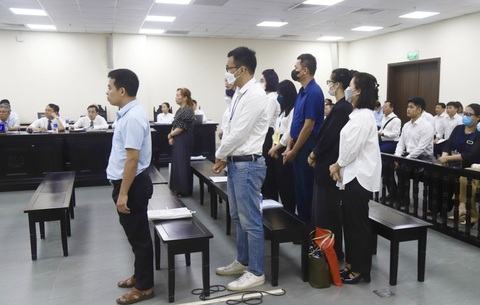 Tiếp tục đề nghị truy tố cựu chủ tịch Tập đoàn Vimedimex- Ảnh 1. Các bị cáo trong phiên tòa sơ thẩm hồi tháng 4 - Ảnh: DANH TRỌNG