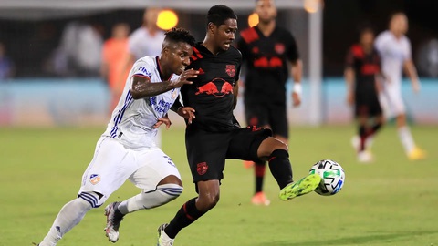 V-League tăng suất cầu thủ Việt kiều: Kỳ vọng có ngôi sao mới- Ảnh 1. Cầu thủ Việt kiều Pháp Jason Quang Vinh Pendant (phải) là cái tên mới có thể gia nhập V-League - Ảnh: GETTY IMAGES