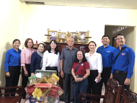 Lãnh đạo, tuổi trẻ TP.HCM thắp nến tri ân anh hùng liệt sĩ tại Côn Đảo- Ảnh 7. Đến thăm gia đình người có công với cách mạng, đoàn đại biểu đã ân cần thăm hỏi sức khỏe, đời sống và trao tặng nhiều phần quà ý nghĩa bày tỏ lòng biết ơn trước những cống hiến to lớn của các anh hùng - Ảnh: THẢO LÊ
