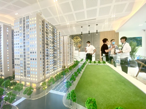 Đà Nẵng cho thuê chung cư số lượng lớn với giá từ 2,5 triệu đồng/căn- Ảnh 1. Người dân tìm hiểu khu chung cư thuộc khu đô thị xanh Bàu Tràm Lakeside - Ảnh: TRƯỜNG TRUNG