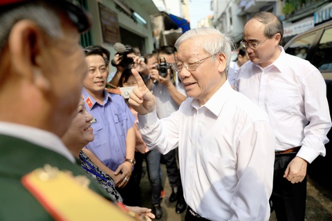 Tổng bí thư thăm hỏi gia đình bà Năm Lai (Đặng Thị Thiệp), người tham gia đào căn hầm cất giữ vũ khí của “Biệt động Sài Gòn” tại nhà 287/70 Nguyễn Đình Chiểu, quận 3, TP.HCM - Ảnh: H.Khoa Tổng bí thư thăm hỏi gia đình bà Năm Lai (Đặng Thị Thiệp), người tham gia đào căn hầm cất giữ vũ khí của “Biệt động Sài Gòn” tại nhà 287/70 Nguyễn Đình Chiểu, quận 3, TP.HCM - Ảnh: H.Khoa
