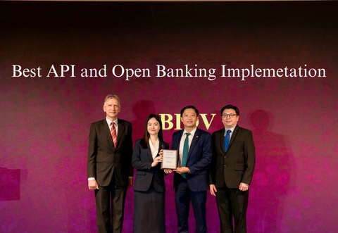 BIDV nhận hai giải thưởng quốc tế uy tín- Ảnh 1. Ông Nguyễn Chiến Thắng - giám đốc Trung tâm phát triển ngân hàng số BIDV và bà Bùi Minh Trang – phó giám đốc Ban chính sách sản phẩm bán buôn BIDV nhận giải thưởng - Ảnh: BIDV