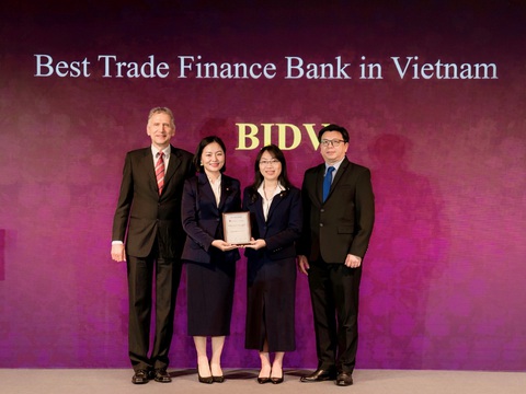 BIDV nhận hai giải thưởng quốc tế uy tín- Ảnh 2. BIDV nhận hai giải thưởng quốc tế uy tín- Ảnh 2.