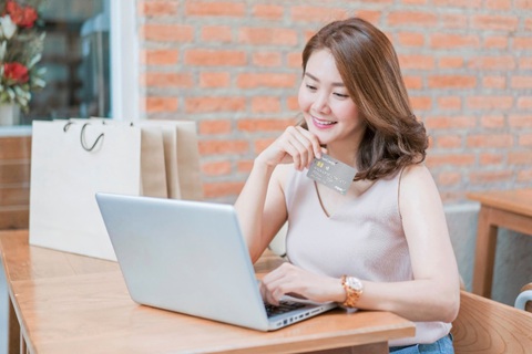 Thanh toán không dùng tiền mặt: Động lực đổi mới của tài chính tiêu dùng- Ảnh 1. Xu hướng này đang ngày càng phổ biến và len lỏi vào mọi ngóc ngách của đời sống hàng ngày, từ mua sắm, ăn uống đến thanh toán hóa đơn và chuyển tiền - Ảnh: CTV