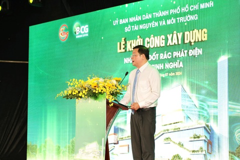 Khởi công nhà máy đốt rác phát điện tại TP.HCM- Ảnh 2. Ông Nguyễn Toàn Thắng - giám đốc Sở Tài nguyên và Môi trường TP.HCM - phát biểu khai mạc buổi lễ