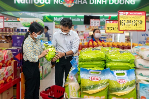 SATRA tung khuyến mãi hấp dẫn trong mùa mua sắm 2024- Ảnh 2. Các sản phẩm hàng nhãn riêng của Satra được người dùng đón nhận nhờ giá cả tốt. - Ảnh: M.S