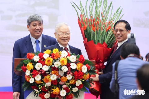 Những di sản đối ngoại nổi bật của Tổng bí thư Nguyễn Phú Trọng- Ảnh 2. Bộ trưởng Bộ Ngoại giao Bùi Thanh Sơn (phải) tặng hoa cho Tổng bí thư Nguyễn Phú Trọng tại Hội nghị Ngoại giao thứ 32 tháng 12-2023 - Ảnh: NGUYỄN KHÁNH