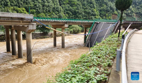 Sập cầu ở Trung Quốc làm 41 người chết và mất tích, ông Tập phải chỉ đạo khẩn- Ảnh 1. Đoạn cầu cao tốc bị sập ở thành phố Thương Lạc (Thiểm Tây, Trung Quốc) trong ảnh chụp ngày 20-7 - Ảnh: Tân Hoa xã