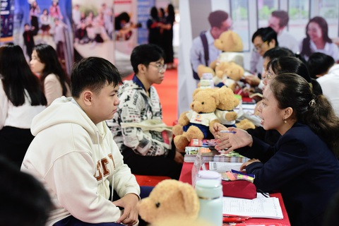 Đăng ký nguyện vọng 1 thế nào, điểm không cao có nên chọn ngành công nghệ thông tin?- Ảnh 5. Thí sinh được tư vấn cách thức đăng ký xét tuyển tại gian tư vấn của các trường trong Ngày tư vấn xét tuyển đại học, cao đẳng 2024 ở TP.HCM - Ảnh: DUYÊN PHAN