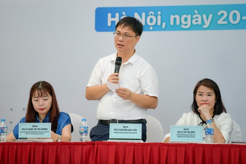 Đăng ký xét tuyển đại học: Nguyện vọng 1 có được ưu tiên?- Ảnh 2. Thầy cô trong ban tư vấn đang giải đáp thắc mắc của thí sinh, phụ huynh - Ảnh: NAM TRẦN
